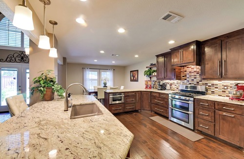 Denton Cottage | Large Luxury Home With Saltwater Pool