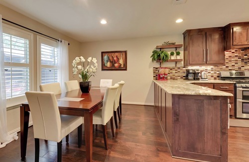 Denton Cottage | Large Luxury Home With Saltwater Pool