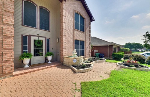 Denton Cottage | Large Luxury Home With Saltwater Pool