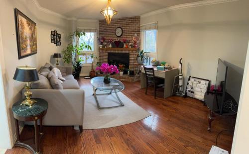 Mississauga House | Large private room
