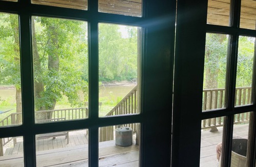 Talisheek Cabin | Lazy Aker Nest-river front, family fun, cold pool, stars, picnic, gatherings