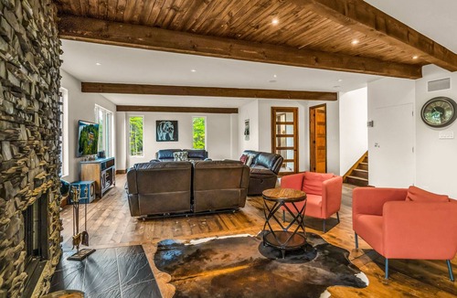 La Minerve Ski Chalet | Lazy Bear Luxurious Waterfront Chalet with 4 Bedrooms and Hot Tub
