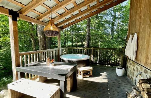 Lac-Brome Ski Chalet | Le 14 Chalets Howard - Spa-Shower-Hammock-Bromont