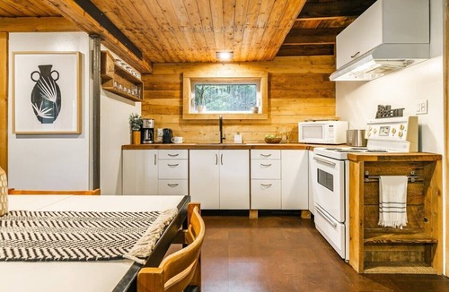 Lac-Brome Ski Chalet | Le 14 : Spa, Shower, Hammock, Bike, Hike, Bromont