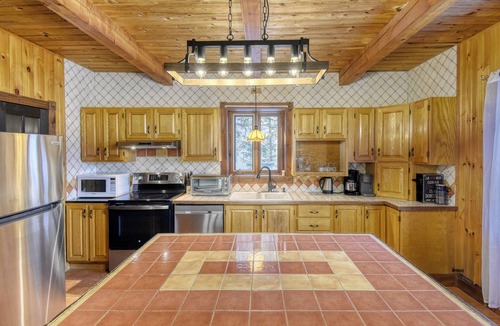 St-Adolphe-d'Howard Ski Chalet | Le Bûcheron · Spa & Lake Access Chalet +EV Charger