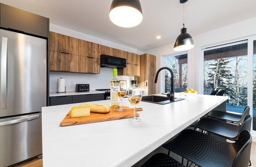 Les Eboulements House | Le Chic Repère 127: Hot Tub, Games & Covered Deck