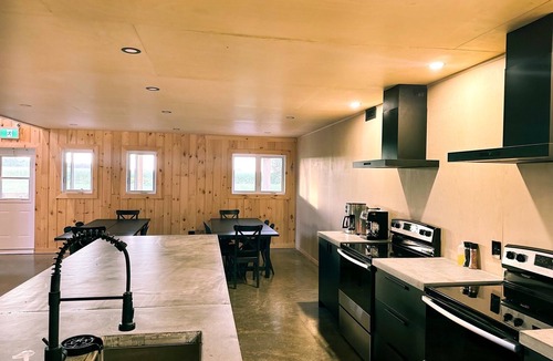 Sainte-Seraphine Cabin | Le Lodge Vous Offre une Expérience Paisible et Immersive en Zone Agricole