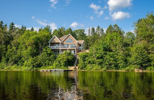 Saint-Roch-de-Mekinac Ski Chalet | Le Repère | Navigable River Spa Ski Dock