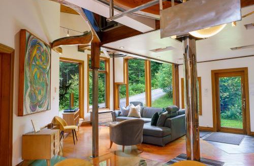 Val David Ski Chalet | Le Sculptural Spa, billiards, firepit & pool