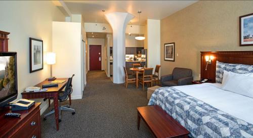 Downtown Montreal Hotel | Le Square Phillips Hôtel & Suites