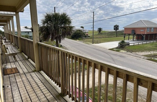 Grand Isle House | Lemonade Escapade Walk to Beach Pet Friendly