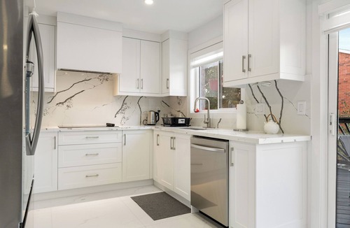 Aurora House | Like-New Home, 4+1 BR, 2.5 Bath, Parking & WIFI