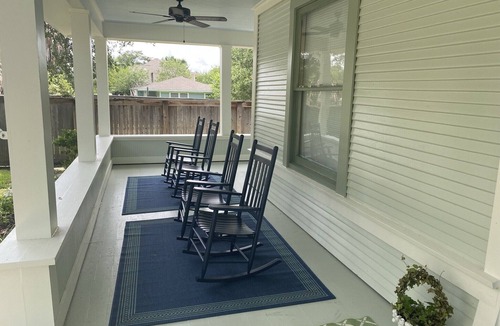 College Park House | LOCATION - LARGE RENOVATED HISTORICAL HOME- SLEEPS 4- STEPS TO KYLE FIELD