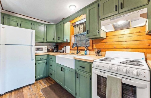 Eureka Springs Cabin | Log Cabin, Fire Pit, Hiking Trails, Porch Swing