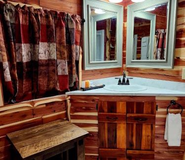 Eureka Springs Historic District Hotel | Log Cabin Inn