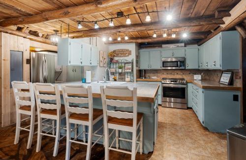 Rudy House | Log cabin-King-Soaring Ceiling-Full kitchen-The Cuddly Cow