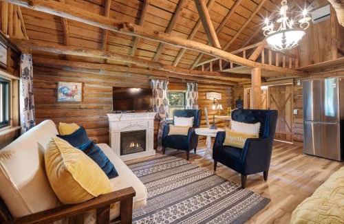 Rudy House | Log cabin-Kitchen-Front porch-Queen-The Velvet Rooster