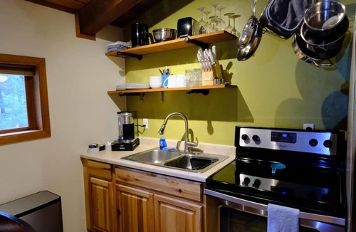 Back Loop Apartment | Log studio with King bed near Auke Bay & Glacier