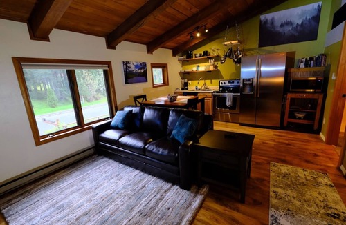 Back Loop Apartment | Log studio with King bed near Auke Bay & Glacier