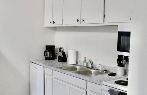 Joslyn Castle Apartment | Long term stay perfect for traveling professionals! Near downtown & hospitals!