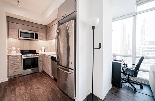 Downtown Toronto Apartment | Lovely 2 bed 2 bath condo (CN Tower view) +parking