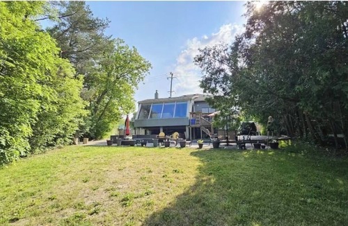 Thornhill House | Lovely 3 bedroom house with 2 bathrooms lots of parking spots