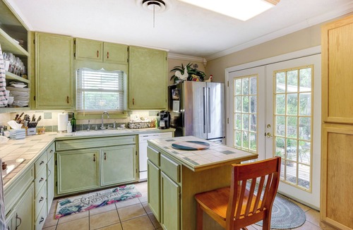 College Station House | Lovely Bryan Home w/Deck - 4 Mi to Kyle Field!