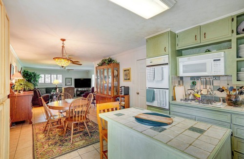 College Station House | Lovely Bryan Home w/Deck - 4 Mi to Kyle Field!