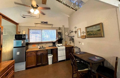 Marble Falls Cabin | Lovely Studio Rental with Hamilton Creek Views for Vacation in Marble Falls, Texas