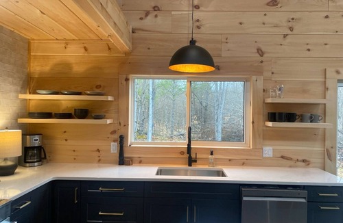 Arden Cottage | Lovely three bedroom cottage, with gourmet kitchen and cozy living room
