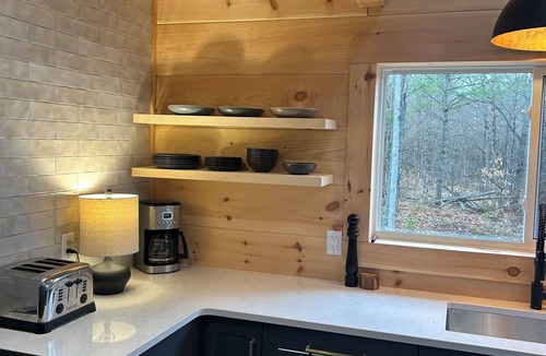 Arden Cottage | Lovely three bedroom cottage, with gourmet kitchen and cozy living room