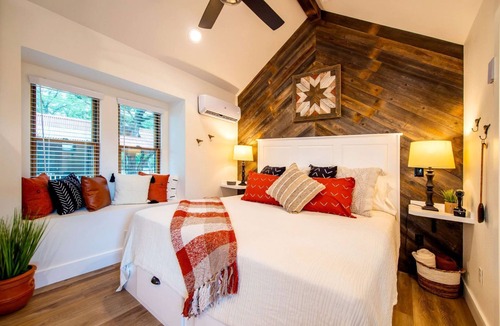 Elm Mott Cabin | Lovely Treehouse Glamping Spot Near Magnolia and Baylor, Texas