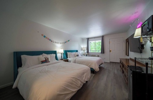 Eureka Springs Historic District Resort | Lucky Number 13 is so Gorgeous, your heart hands will be showing!
