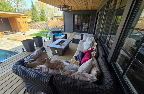 West Oakville Villa | Luxary Villa with Pool, Sauna, Hot Tub Sleeps 12