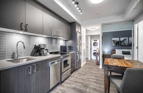 Bay Cloverhill Apartment | Luxe 3BR Apt with GYM and Pool near Allan Gardens