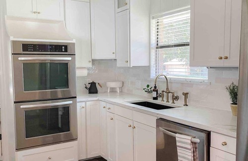 Grapevine House | Luxe 4BR w/Heated Pool + Hot Tub | Walk to Lake