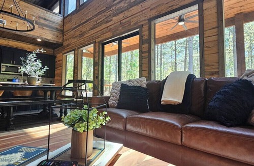 Pickens Cabin | Luxe Cabin, 4BR, Hot Tub, ATV Trail, Dog Friendly
