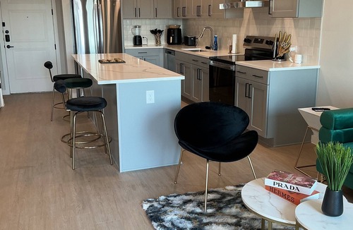 Deep Ellum Apartment | Luxe Deep Ellum Escape Pool, Coffee Bar, Gym and Workspace