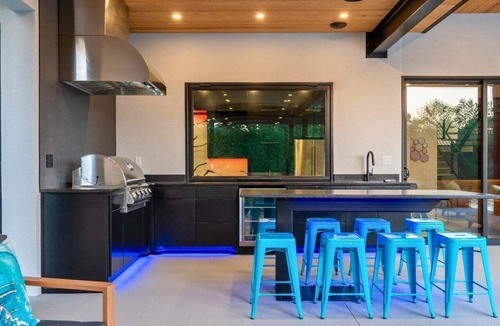 Mid America House | Luxe Escape, Sleeps 24, Heated Pool, Putting Green