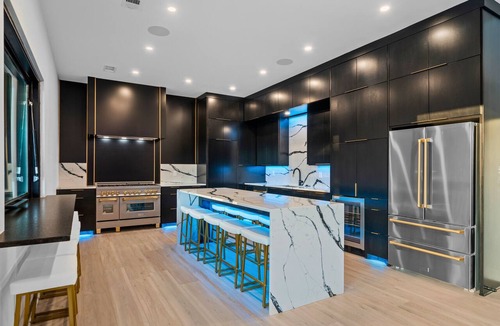 Mid America House | Luxe Escape, Sleeps 24, Heated Pool, Putting Green
