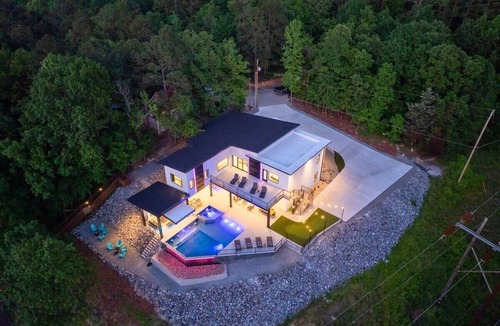Mid America House | Luxe Escape, Sleeps 24, Heated Pool, Putting Green