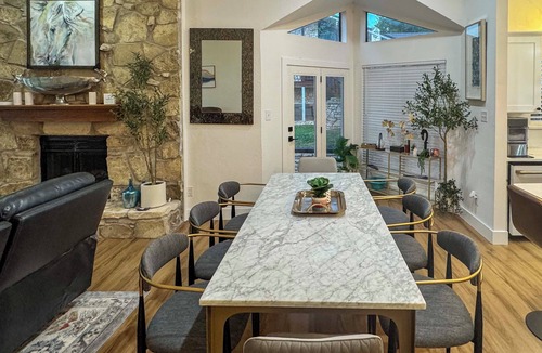 Granbury Cottage | Luxe Lake Granbury Retreat: Dock, Deck & Game Room