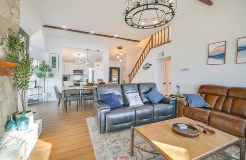 Granbury Cottage | Luxe Lake Granbury Retreat: Dock, Deck & Game Room