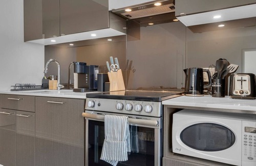 Downtown Toronto Hotel | Luxe Suites - Eaton Centre/Dundas Square