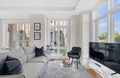 North York Apartment | Luxe Toronto Townhome, Rooftop Terrace, Parking