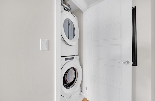 North York Apartment | Luxe Toronto Townhome, Rooftop Terrace, Parking
