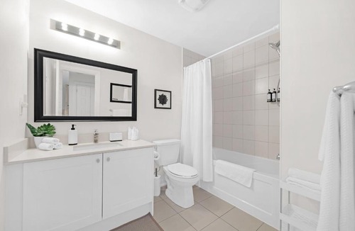 North York Apartment | Luxe Toronto Townhome, Rooftop Terrace, Parking