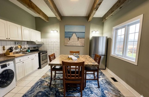 Whitchurch-Stouffville Apartment | Luxe waterfront cottage with a private dome