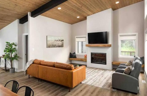 Strathclair Cabin | Luxurious 3 BR w/hot tub. Mins to Clear Lake!