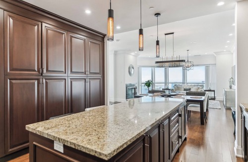 Bay Street Corridor Apartment | Luxurious 3bed 3bath Penthouse in Heart of Downtown Toronto | Parking & Gym
